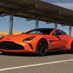 El Aston Martin Vantage 2026 es un coche que destila lujo y rendimiento. Con un motor V8 biturbo de 656 caballos de fuerza, este deportivo puede alcanzar tiempos de cuarto de milla en menos de 10 segundos. Su diseño elegante y sus características interiores de alta gama hacen de este coche una opción de lujo por un precio estimado de $195,000. Con su capacidad para ofrecer tanto comodidad como potencia, el Vantage es ideal para quienes buscan una experiencia de conducción emocionante en un coche que no pasa desapercibido.