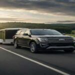 El Ford Expedition es el SUV ideal para quienes realmente necesitan capacidad de carga y remolque. Con su motor V6 biturbo que se siente como un V8, este SUV de cuerpo sobre chasis es perfecto para quienes necesitan un verdadero camión familiar. Aunque comienza en $55,000, la Expedition se distingue por su tamaño, comodidad y resistencia, aunque la economía de combustible no es su punto fuerte. Si buscas un SUV de trabajo duro que también ofrezca confort, el Expedition es la mejor opción.
