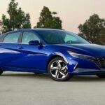 El Hyundai Elantra Hybrid Blue 2025 es otro modelo a considerar, con una clasificación EPA de 54 MPG combinados (51 en ciudad / 58 en carretera), lo que lo convierte en una de las mejores opciones para viajeros frecuentes. Su impresionante rendimiento en carretera lo convierte en un compañero ideal para quienes pasan mucho tiempo en la autopista. El Elantra Hybrid Blue no solo es económico en cuanto a consumo de combustible, sino que también ofrece una conducción cómoda y un diseño moderno y atractivo.