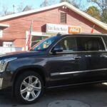 El Cadillac Escalade es conocido por su elegante diseño y su potente rendimiento. Sin embargo, al igual que otros SUVs de lujo, sufre una alta tasa de depreciación. Aunque el Escalade tiene un precio inicial elevado, su valor de reventa se reduce rápidamente debido a varios factores, entre ellos el alto costo de propiedad, que incluye gastos de combustible, mantenimiento e impuestos de seguro. Los propietarios que no están preparados para afrontar estos gastos pueden notar cómo su inversión se desvanece más rápido de lo que esperaban.