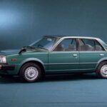 El Triumph Acclaim fue otro ejemplo de rebadging extraño cuando British Leyland decidió asociarse con Honda para reemplazar su modelo Triumph Dolomite. El Acclaim no tenía absolutamente ningún componente británico y se trataba, en esencia, de un Honda Ballade con el emblema de Triumph. A pesar de ser el coche más fiable que la marca había fabricado hasta entonces, la idea de vender un coche sin su propia identidad dejó un sabor amargo para los puristas. Si bien fue un éxito de ventas en algunos mercados, nunca fue bien recibido por los fanáticos de Triumph, quienes lo veían como una traición a la marca.