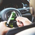 Aunque puede parecer obvio, conducir bajo la influencia del alcohol o drogas sigue siendo una de las principales causas de accidentes mortales. El alcohol ralentiza los reflejos y afecta el juicio, mientras que algunas drogas, como la marihuana o ciertos medicamentos, pueden provocar somnolencia o pérdida de concentración. Cada año, miles de muertes podrían haberse evitado con una decisión más responsable. Si has consumido alcohol o alguna sustancia, lo mejor es recurrir a un servicio de transporte o pedir ayuda a un amigo sobrio. El riesgo nunca vale la pena.