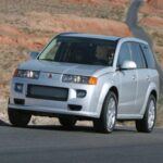 Aunque Saturn es una marca que se desvaneció del mercado, el Vue Red Line es uno de los SUV de alto rendimiento más peculiares y olvidados. Utilizando un motor Honda V6 de 250 caballos de fuerza, el Vue Red Line combinaba un diseño atractivo con una excelente suspensión y un rendimiento sorprendente para su tiempo. Su tracción delantera, junto con la opción de tracción total, ofrecía una experiencia de conducción deportiva, pero su corta vida en el mercado y la transición a motores de producción propia lo relegaron al olvido.