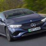 El Mercedes-Benz EQE es el sedán eléctrico de lujo de la marca, destacando por su capacidad de ofrecer hasta 690 km (429 millas) en la versión 350+ Sport Edition, una de las más eficientes. Con una potencia de 290 hp y 416 lb-ft de torque, el EQE ofrece una aceleración de 0 a 100 km/h en 6.5 segundos, lo que lo convierte en una opción de lujo para quienes no quieren sacrificar el rendimiento por la autonomía. Además, su capacidad de carga rápida de hasta 170 kW garantiza que no perderás tiempo en los viajes largos.