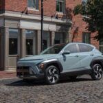El Hyundai Kona destaca por su estilo audaz, con líneas marcadas, faros estrechos y una postura sólida que eleva su atractivo visual. Su tamaño compacto lo hace maniobrable, pero su diseño robusto lo asemeja a SUV más grandes. El interior es igualmente impresionante, con materiales de alta calidad y tecnología avanzada como una pantalla táctil y compatibilidad con smartphones. Algunas versiones también incluyen iluminación ambiental y asientos con detalles en cuero, dándole un toque premium. Su altura elevada brinda confianza sobre distintos terrenos, mientras que las opciones exteriores bicolor añaden un toque de distinción, haciendo del Kona un líder en su segmento de SUV compactos.