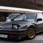 El Honda Prelude fue un auto deportivo discreto que destacó a lo largo de cinco generaciones, desde 1978 hasta 2001. Aunque nunca tuvo cifras de potencia desorbitadas, alcanzando un máximo de 195 caballos en su última versión, su manejo balanceado y su construcción de calidad lo hicieron un favorito de los entusiastas de la conducción. Además, algunos modelos contaban con dirección en las cuatro ruedas, un detalle técnico que mejoraba la agilidad y maniobrabilidad. El Prelude es el deportivo perfecto para aquellos que valoran las dinámicas de conducción por encima de la velocidad en línea recta.
