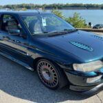 El Ford Escort RS Cosworth es un coche que destaca por su presencia imponente y su vínculo con el mundo de los rallys. Su spoiler de cola de ballena y su motor turboalimentado lo convierten en un icono de los 90. Aunque es un modelo raro, los primeros ejemplares aún se pueden encontrar a precios razonables si estás dispuesto a embarcarte en un proyecto. Este modelo es perfecto para los amantes de los coches deportivos que buscan un pedazo de historia automovilística. Con su estilo agresivo y su rendimiento legendario, el RS Cosworth sigue siendo una pieza codiciada para los coleccionistas.