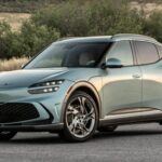 Si tu presupuesto permite un modelo de lujo, el Genesis GV60 es el SUV eléctrico de lujo a tener en cuenta. Con un diseño espectacular, tanto en el exterior como en el interior, y un rendimiento que supera a muchos de sus competidores, el GV60 es difícil de superar. Con una autonomía de hasta 294 millas, es perfecto para quienes buscan lujo, rendimiento y un diseño exclusivo. Aunque su versión de mayor autonomía prescinde de la tracción total, sigue siendo un referente en el mercado de los SUV eléctricos de lujo.