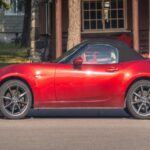 El Mazda MX-5 Miata 2017 es uno de los autos deportivos más divertidos y confiables disponibles en el mercado de autos usados, con una puntuación de 85/100 en confiabilidad. Su transmisión suave y excelente maniobrabilidad lo convierten en una opción irresistible para los conductores que buscan emoción en cada curva. Con un precio aproximado de 12,000 dólares, este coche deportivo de dos plazas ofrece una experiencia de conducción inigualable, y su bajo mantenimiento lo hace aún más atractivo.