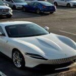 A pesar de sus líneas elegantes y su atractivo como gran turismo, el Ferrari Roma no pudo resistir la transición de Ferrari hacia la hibridación. Los compradores estadounidenses, que inicialmente se sintieron atraídos por el lujo y el rendimiento de este modelo, ahora se están alejando a medida que Ferrari adopta nuevas tecnologías más ecológicas y eficientes. El Roma no ha fallado como coche, pero ha sido superado por la nueva era híbrida de la marca, marcando el fin de una etapa para los puristas de Ferrari.