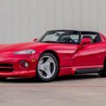 El Dodge Viper RT/10 fue un coche de altísimas prestaciones, pero su falta de características de seguridad fundamentales, como airbags, ABS y control de tracción, lo convirtió en una pesadilla para conductores inexpertos. La potencia desmesurada y la difícil maniobrabilidad hacían que solo los conductores más experimentados pudieran manejarlo de manera segura. Este coche, a pesar de su popularidad, es un ejemplo de cómo un diseño impresionante puede resultar peligroso sin los sistemas adecuados para garantizar la seguridad.