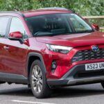 El Toyota RAV4 es uno de los SUV más populares y mejor vendidos de Estados Unidos, y su capacidad de retener valor lo confirma. Con una retención de 69,4% después de cinco años, el RAV4 es perfecto para quienes buscan un vehículo práctico y confiable. Su motor de 2.5 litros y 203 caballos de fuerza le permite alcanzar un rendimiento impresionante de 39 MPG. En su versión híbrida, mejora aún más la eficiencia, con 41 MPG en ciudad, lo que lo convierte en una opción ecológica y económica. Además, su mantenimiento es asequible, con un costo de solo $6,007 a lo largo de 10 años.