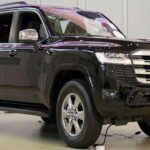 Aunque los SUV grandes pueden ser útiles para necesidades específicas, como el remolque frecuente o las familias numerosas, sus desventajas se hacen evidentes con el tiempo. La baja economía de combustible obliga a los propietarios a visitar la bomba con más frecuencia, mientras que la entrada y salida, con su alto paso, puede resultar incómoda para personas con rodillas o caderas sensibles. Además, el tamaño grande significa que el estacionamiento es más difícil y las llantas son más caras. Si no es estrictamente necesario contar con tres filas de asientos o remolcar, un SUV midsize o compacto ofrece una mayor comodidad y menos desgaste en las articulaciones y el bolsillo.