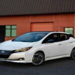 El Nissan Leaf fue uno de los primeros coches eléctricos producidos en masa, y aunque su eficiencia fue notable, su diseño dejó mucho que desear. Con una línea de techo alta y un delantero abultado, el Leaf tiene un aspecto que a menudo es comparado con el de una criatura con ojos saltones de una película de Pixar. A pesar de ser funcional y espacioso, el Leaf nunca fue un referente de diseño, y muchos se han reído de su apariencia simpática pero algo torpe.