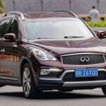 El Infiniti QX50, aunque elegante y lleno de tecnología, no logró destacar en el competido mundo de los SUVs de lujo. A pesar de sus atractivos diseños y características tecnológicas, no consiguió captar la atención que otros modelos de la competencia lograron. Infiniti ha decidido que su futuro está en los vehículos eléctricos, y la eliminación del QX50 es una señal clara de que la marca prefiere centrarse en el futuro eléctrico, dejando atrás a uno de sus SUV más ambiciosos pero poco exitosos.