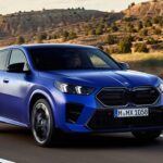 Precio inicial: $44,025
El BMW X2 es un SUV de lujo con un toque más deportivo, ideal para quienes buscan un manejo ágil y una estética más atrevida. Su diseño fastback lo distingue de otros SUV, y su manejo preciso y dirección rápida lo hacen perfecto para quienes disfrutan de una conducción más dinámica. A pesar de ser más compacto, el X2 está repleto de tecnología de punta, convirtiéndolo en una opción lujosa y deportiva que no compromete el estilo.