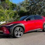 El Toyota BZ4X es un modelo grande, lo que debería implicar una batería eficiente. Sin embargo, su sistema de refrigeración no está bien desarrollado y tiene dificultades para manejar la acumulación térmica excesiva. Esto lleva a una pérdida de autonomía más rápida de lo esperado, lo que ha causado frustración entre los conductores. Aunque el BZ4X tiene un diseño atractivo y una buena calidad, los problemas de batería siguen siendo un obstáculo.