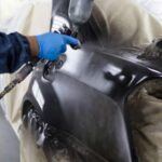 Los propietarios de vehículos pueden tomar diversas medidas preventivas para proteger la pintura de su coche. La limpieza y el encerado regular son cruciales para eliminar sustancias dañinas y proteger el acabado de la pintura. Además, productos como películas protectoras o recubrimientos cerámicos ofrecen una capa adicional de protección, aumentando la durabilidad de la pintura. Al invertir en estos métodos de protección, los conductores pueden prolongar la vida útil del acabado de su coche y mantener su apariencia como nueva durante más tiempo.