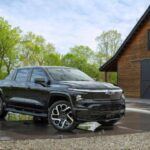 La Chevrolet Silverado EV es una de las pick-ups eléctricas más impresionantes, ofreciendo una autonomía de hasta 492 millas (792 km) con su batería de 205 kWh, la más grande jamás montada en un vehículo. Esta bestia de 754 CV y 785 lb-ft de torque no solo es potente, sino que también es extremadamente eficiente para su tamaño y peso (3870 kg). Con una velocidad de carga de hasta 350 kW, la Silverado EV puede cargar rápidamente, permitiendo a los usuarios disfrutar de su rendimiento y autonomía sin preocupaciones.
