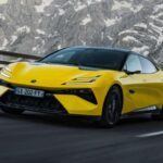 El Lotus Emeya R, con un precio de 150,990 euros, es uno de los modelos eléctricos más exclusivos y potentes de la marca británica. Con 675 kW (905 hp) y una aceleración de 0-100 km/h en solo 2.8 segundos, el Emeya R no solo destaca por su potencia, sino también por su diseño elegante y aerodinámico. A pesar de que aún no está disponible en EE. UU., este modelo ha sido muy esperado por los entusiastas de los coches deportivos eléctricos, y su precio refleja su exclusividad y tecnología de vanguardia.