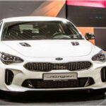 El Kia Stinger es un sedán deportivo que ofrece un rendimiento sobresaliente a un precio mucho más competitivo que otros modelos de lujo. Con tracción trasera o a las cuatro ruedas y motores turboalimentados, el Stinger proporciona una conducción excitante y de alto nivel. Su diseño agresivo y su interior lujoso lo hacen destacar en las carreteras. A pesar de su rendimiento comparable con sedanes de lujo establecidos, el Stinger no ha recibido el reconocimiento que merece. Su equilibrio entre tecnología avanzada, características de seguridad y confort lo convierten en una opción subestimada que debería estar en el radar de muchos conductores.