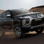 El Mitsubishi Pajero Sport 2026 sigue siendo uno de los vehículos más robustos y fiables del mercado, especialmente para quienes buscan un SUV todoterreno. Construido sobre el chasis del Mitsubishi Triton, este SUV es un compañero ideal para aventuras extremas. Con su impresionante capacidad para afrontar cualquier terreno, el Pajero Sport es la opción para quienes valoran la resistencia, la fiabilidad y la capacidad de llevar su vehículo al límite en cualquier tipo de terreno.