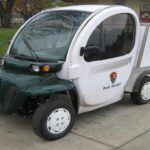 El 2002 GEM fue un intento de convertir un carrito de golf en un vehículo urbano. Con una velocidad máxima de solo 40 km/h (25 mph), este coche no podía superar las limitaciones de la regulación de vehículos de baja velocidad. Aunque su precio de $6,995 parecía atractivo, la realidad era que el GEM era completamente impráctico y no ofrecía un rendimiento aceptable. Su aspecto deslucido y sus características mínimas no lograron captar la atención de los consumidores, dejando claro que este “vehículo” nunca estuvo destinado para las carreteras.