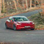 El Tesla Model 3 Long Range ha sido uno de los coches eléctricos más populares desde su lanzamiento en 2019, y con su versión 2025 no ha decepcionado. Con una autonomía de 436 millas, el Model 3 se mantiene como una de las mejores opciones en cuanto a eficiencia y alcance. Además de su impresionante autonomía, Tesla ha perfeccionado su red de supercargadores, lo que permite recargar el vehículo rápidamente en una red extensa y en constante expansión, brindando comodidad y facilidad a los conductores.