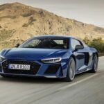 El Audi R8 V8, producido entre 2007 y 2015, es otro superdeportivo que combina lujo y rendimiento. Con su motor V8 de 4.2 litros que genera 420 caballos de fuerza, el R8 ofrece una experiencia de conducción excitante, mientras mantiene un nivel de comodidad apto para el uso diario. Además, su sistema de tracción integral proporciona una estabilidad excepcional en diversas condiciones de manejo, lo que hace que el R8 sea aún más versátil. Los modelos de segunda mano suelen tener un precio alrededor de 50,000 dólares, lo que lo convierte en una opción viable para aquellos que desean un verdadero superdeportivo con un precio relativamente accesible.