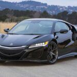 Acura, la marca de lujo de Honda, sigue siendo una opción sólida para quienes buscan vehículos de alto rendimiento y fiabilidad. Aunque no ofrece modelos híbridos como en años anteriores, Acura sigue ofreciendo una fiabilidad destacada con modelos como el RDX y el MDX. Aunque la gama de modelos ha disminuido en los últimos años, estos dos SUV han destacado por su fiabilidad, con el RDX obteniendo una calificación por encima del promedio. A pesar de las críticas sobre la falta de modelos híbridos, la fiabilidad de Acura sigue siendo un pilar fundamental para los compradores de autos de lujo.