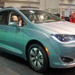 El Chrysler Pacifica híbrido enchufable es la única minivan híbrida enchufable en el mercado estadounidense. Con una autonomía eléctrica de 32 millas, es perfecta para trayectos diarios como llevar a los niños a la escuela o hacer recados sin emisiones. Su motor V6 toma el control cuando se agota la batería, garantizando viajes largos sin preocupaciones. Esta minivan híbrida es la opción ideal para familias que desean eficiencia sin sacrificar espacio, ya que ofrece un interior amplio y cómodo.