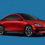 El Hyundai IONIQ 6 es una opción moderna y cautivadora en el segmento de sedanes eléctricos. Con una autonomía de hasta 342 millas, este modelo es la respuesta de Hyundai a los sedanes eléctricos como el Tesla Model 3. El IONIQ 6 cuenta con una arquitectura de 800 voltios, lo que le permite recargarse de 10% a 80% en solo 18 minutos, una de las tasas de carga más rápidas disponibles. Su diseño fastback y su experiencia de conducción precisa lo convierten en una opción atractiva para los entusiastas de los autos eléctricos. Además, con un precio base de $39,045 y una calificación de 4.6, el IONIQ 6 ofrece una relación calidad-precio impresionante.