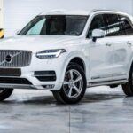 El Volvo XC90 2021 es un SUV sofisticado que prioriza la seguridad y el lujo. Reconocido por su elegancia discreta, el XC90 ofrece un interior espacioso con capacidad para hasta siete pasajeros. El sistema de infoentretenimiento Sensus de Volvo es el corazón del vehículo, brindando un control intuitivo de la navegación, el audio y las funciones de conectividad.
El compromiso de Volvo con la seguridad se evidencia en la gama de tecnologías de asistencia al conductor del XC90, que incluye control de crucero adaptativo y asistente de mantenimiento de carril. Sus eficientes sistemas de propulsión, incluyendo una opción híbrida enchufable, garantizan una combinación equilibrada de rendimiento y ahorro de combustible. El XC90 es perfecto para familias que buscan una experiencia de conducción lujosa y segura.