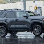El Toyota 4Runner es sinónimo de fiabilidad y durabilidad. Con su motor V6 de 4.0L y su diseño de carrocería sobre bastidor, este SUV está construido para durar. Su mecánica simple y resistente lo convierte en el favorito de los entusiastas del off-road, pero también es una opción excelente para el uso diario. El 4Runner ha demostrado ser capaz de superar las 300,000 millas, incluso en condiciones de uso extremo, lo que lo convierte en una de las opciones más confiables en su segmento.