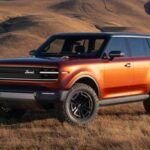 El Scout Traveller es un SUV eléctrico que será uno de los primeros vehículos de la marca estadounidense Scout Motors, recientemente revivida con el respaldo de Volkswagen. Este SUV eléctrico competirá directamente con el Land Rover Defender, pero con un enfoque totalmente eléctrico. Además, será acompañado por el Terra, un pick-up eléctrico que competirá contra modelos como el Rivian R1T y el Tesla Cybertruck. El Scout Traveller contará con un sistema eléctrico de 800V y una plataforma de chasis de carrocería sobre bastidor, lo que le dará una gran durabilidad y capacidad todoterreno. Con el respaldo de Magna en cuanto a baterías y electrónica, este modelo promete ser una opción robusta y emocionante para los entusiastas de los 4x4 eléctricos.