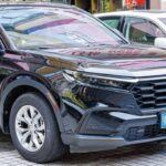 El Honda CR-V 2025 continúa siendo uno de los SUV más confiables del mercado. Su interior amplio transforma cada viaje en una experiencia cómoda, mientras que sus controles fáciles de usar lo hacen accesible para conductores de cualquier edad. Su diseño práctico, con asientos traseros que se pliegan para ampliar el espacio de carga, lo convierte en un coche ideal para quienes tienen una vida activa. Este modelo, además de su fiabilidad probada, garantiza un valor duradero durante muchos años, lo que lo convierte en una excelente opción para quienes buscan un coche con longevidad y facilidad de mantenimiento.