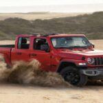 El Ford Ranger 2026 es un clásico renovado que ha sabido adaptarse a las necesidades de los conductores modernos. Con el motor EcoBoost turboalimentado de 2.3L y la transmisión de 10 velocidades, ofrece un rendimiento potente y eficiente. Su pantalla táctil de 12 pulgadas con SYNC 4 y sus características avanzadas de asistencia al conductor la hacen una opción atractiva para quienes buscan una camioneta que combine la potencia de trabajo con la comodidad diaria.

Puntos fuertes: Buen rendimiento de combustible, tecnología avanzada, adecuado para uso diario.

Desventajas: Aunque ha mejorado, sigue siendo inferior en comparación con algunas de sus competidoras en términos de confort de conducción.