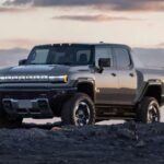 El GMC Hummer EV Pickup ha regresado en versión completamente eléctrica, y no decepciona. Con hasta 1,000 caballos de fuerza y un alcance de 330 millas, este gigante de la carretera es un auténtico monstruo en cuanto a potencia y rendimiento. La característica más innovadora de este vehículo es su CrabWalk, un sistema de dirección en las cuatro ruedas que permite mover el vehículo en diagonal, facilitando maniobras en espacios reducidos. Además, los paneles de techo removibles convierten cualquier recorrido en una experiencia al aire libre. Con una apariencia imponente y luces LED masivas, el Hummer EV garantiza que serás el dueño de cada campamento, todo sin hacer ruido gracias a su propulsión eléctrica.