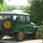 El Toyota Land Cruiser es, sin duda, uno de los vehículos más emblemáticos en cuanto a fiabilidad. Su capacidad para afrontar terrenos difíciles y recorrer miles de kilómetros sin mayores problemas es legendaria. Este SUV ha demostrado ser indestructible, tanto en condiciones extremas como en el uso diario. Con una historia que abarca varios continentes y situaciones extremas, el Land Cruiser es conocido por su capacidad para mantenerse operativo durante décadas, lo que lo convierte en la elección perfecta para quienes buscan un vehículo que desafíe las fallas prematuras y ofrezca una vida útil impresionante.