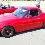 El Mazda MX-5 Miata (NA), lanzado en 1989, es considerado uno de los coches más puros en cuanto a placer de conducción. Con su diseño ligero, manejo equilibrado y motor confiable de 1.6 litros, el Miata ha capturado los corazones de los entusiastas de la conducción en todo el mundo. A medida que los modelos originales envejecen, su simplicidad y encanto solo han aumentado su atractivo. El Miata sigue siendo un clásico moderno, respaldado por una comunidad activa de entusiastas que buscan preservar y celebrar este icónico roadster.

Puntos fuertes: Conducción pura, diseño ligero, confiabilidad.

Desventajas: No es el coche más potente, pero su encanto reside en su agilidad.