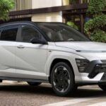 El Hyundai Kona N Line lleva el estilo de los subcompactos a un nuevo nivel con su arreglo de faros divididos y una gran entrada de aire en la parte inferior. Las opciones de techo bicolor y las placas de deslizamiento con acabado metálico añaden un toque de interés visual por todo el vehículo. En su interior, los asientos deportivos con costuras en contraste y un cuadro de instrumentos digital de gran tamaño ofrecen una sensación inspirada en los autos de carreras. La iluminación ambiental y el enfoque en el conductor en el cockpit completan el paquete, haciendo de este SUV una opción que no solo es atractiva sino también emocionante.