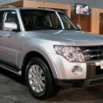 El Mitsubishi Montero, conocido mundialmente como Pajero, fue otro de los SUV legendarios en su época. Introducido en 1982, se destacó por sus capacidades todoterreno sobresalientes y su fiabilidad en terrenos difíciles. Durante años, fue la elección de aventureros y conductores que necesitaban un vehículo de trabajo duro. Sin embargo, al igual que otros SUV clásicos, el Montero ha quedado atrás frente a las nuevas generaciones de SUV que ofrecen más confort, mejor tecnología y mayor eficiencia de combustible. Aunque sigue siendo querido por muchos, no puede competir con las opciones más modernas disponibles.