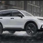 El Honda CR-V Trail Sport Hybrid 2026 lleva la fiabilidad y el confort del CR-V a un nivel superior, añadiendo un toque de aventura con su sistema híbrido de dos motores que entrega 204 caballos de fuerza y 247 lb-ft de torque. Su capacidad para alcanzar hasta 35 millas por galón (aproximadamente 15 km/l) lo convierte en una opción muy eficiente. Además, la versión Trail Sport viene equipada con tracción total Real Time AWD y neumáticos Continental Cross Contact ATR para garantizar un rendimiento excepcional en terrenos difíciles. Con un precio inicial de $40,195, esta versión ofrece un equilibrio perfecto entre estilo, equipamiento y fiabilidad.