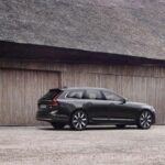 Volvo ha sido históricamente sinónimo de seguridad, pero en términos de fiabilidad, la marca ha visto una caída en su rendimiento en los últimos años. Si bien Volvo sigue fabricando coches extremadamente seguros, sus nuevos modelos han tenido puntuaciones promedio o por debajo del promedio en fiabilidad según Consumer Reports. Además, la marca ocupa el puesto 15 en fiabilidad, el 17 en satisfacción del propietario y el 24 en costos de mantenimiento, lo que contribuye a una clasificación general de 22 en cuanto a fiabilidad. Aunque sigue siendo una opción confiable para quienes priorizan la seguridad, la fiabilidad y los costos de mantenimiento son áreas en las que Volvo necesita mejorar.