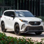 El Toyota Highlander, otro SUV de la marca japonesa, también destaca por su durabilidad. Este modelo es conocido por su excelente fiabilidad y su capacidad para recorrer largas distancias sin perder rendimiento. Con una probabilidad significativa de alcanzar las 250,000 millas, el Highlander es una opción de elección para quienes buscan un vehículo familiar que sea capaz de resistir el paso del tiempo. Su motor eficiente, la comodidad en los viajes largos y las características tecnológicas de última generación lo convierten en un modelo altamente valorado.