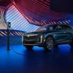 El Cadillac Lyriq, un coche eléctrico con un precio de inicio de $60,090, podría parecer una opción moderna, pero presenta varios inconvenientes. Aunque cuenta con una tecnología avanzada, su interfaz es complicada de manejar y, en caso de fallar, las reparaciones pueden ser costosas. Los jubilados podrían encontrar que el Lyriq es más caro de lo que pueden gestionar, tanto en términos de adquisición como de mantenimiento.