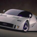 El Ford GT90 fue un superdeportivo espectacular de los años 90, con un motor V12 de 6.0 litros y cuatro turbocompresores que entregaban 720 caballos de fuerza. Con una velocidad máxima teórica de 378 km/h, este prototipo tenía todo lo necesario para competir con los más grandes superdeportivos de la época. A pesar de su impresionante especificación técnica, el costo de producción y el precio elevado, que habría tenido que estar en la misma liga que el Ferrari F50 o el McLaren F1, hicieron inviable su producción. Sin embargo, su legado perdura en el Ford GT de 2005, que nació como una versión más accesible, pero con la misma inspiración técnica.