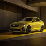 Mientras que el Cadillac CT5-V Blackwing acapara la atención, la versión más pequeña, el CT4-V Blackwing, es la que realmente ofrece una experiencia de conducción más emocionante. Equipado con un motor V6 biturbo de 3.6 litros que genera 472 caballos de fuerza, el CT4-V Blackwing se presenta en un chasis compacto, bien equilibrado y con tracción trasera. Su opción de transmisión manual lo convierte en un sedán deportivo verdaderamente emocionante y cada vez más raro en la era actual, donde la mayoría de los sedanes deportivos han optado por transmisiones automáticas. Con un diseño afilado y un rendimiento sobresaliente, este modelo es perfecto para los entusiastas que buscan potencia y control sin renunciar a la comodidad.