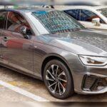 El Audi A4 2025 promete seguir liderando el mercado de los sedanes de lujo con su elegancia y tecnología avanzada. Con un sistema de infoentretenimiento de última generación y un cuadro de instrumentos digital, el A4 ofrece una experiencia de conducción altamente inmersiva. Además, se espera que el modelo 2025 incluya el sistema de tracción integral Quattro, que mejora la estabilidad y el rendimiento en diversas condiciones de conducción. El Audi A4 se mantiene como una opción premium dentro de los sedanes, gracias a su equilibrio entre diseño, rendimiento y tecnología.