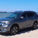 El Nissan Rogue 2018 es un SUV compacto que se destaca por su versatilidad y confort en largos viajes. Este modelo introduce características de asistencia semi-autónoma, como el ProPilot Assist, lo que lo hace aún más atractivo para los que buscan tecnología avanzada. Además, el Rogue tiene un interior espacioso y es conocido por su fiabilidad. El precio del Rogue 2018 comienza en torno a $11,453, con modelos más equipados como el híbrido alcanzando los $13,000, lo que lo convierte en una opción muy competitiva en su segmento.